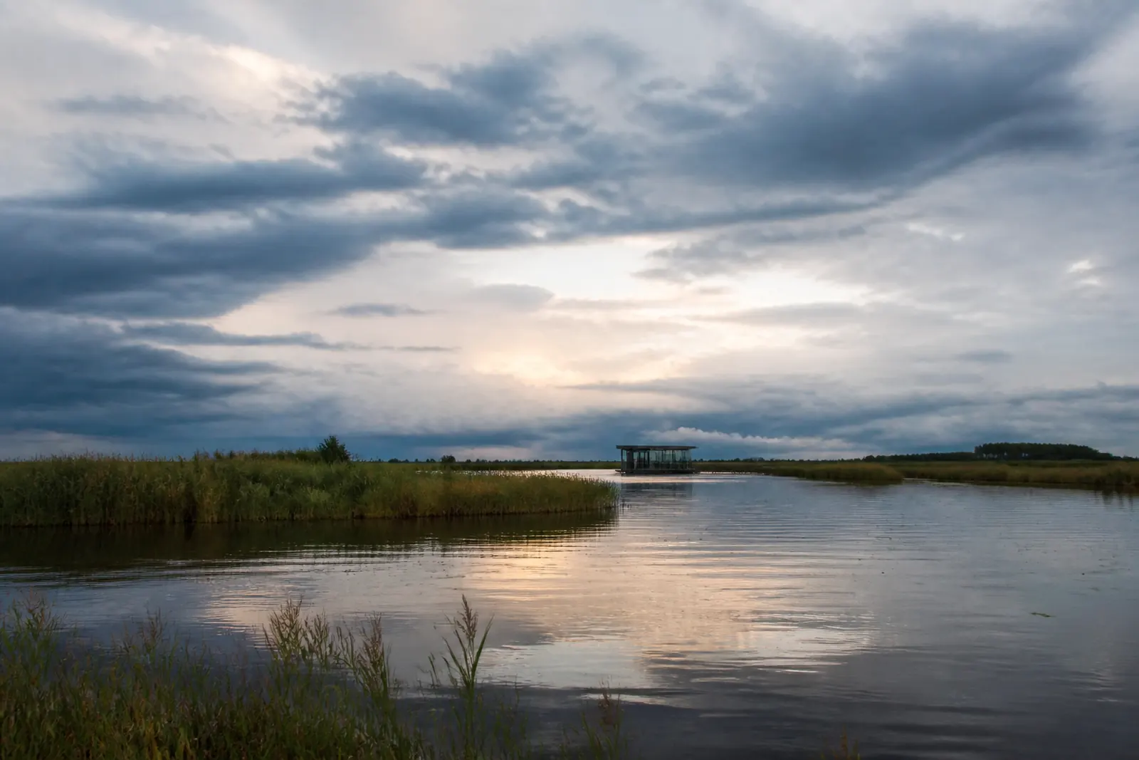 Lage Nederlandse waterhorizon onder opklarende regenwolken