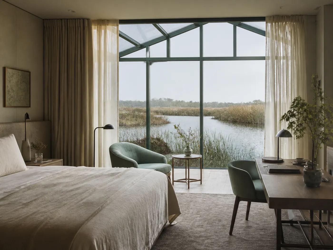 Lichte hotelkamer met celadongroene stoelen aan het water