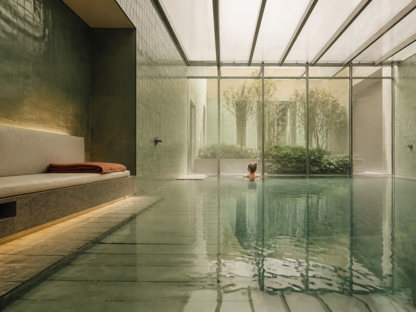 Celadongroene waterkamer met een rustig binnenbad